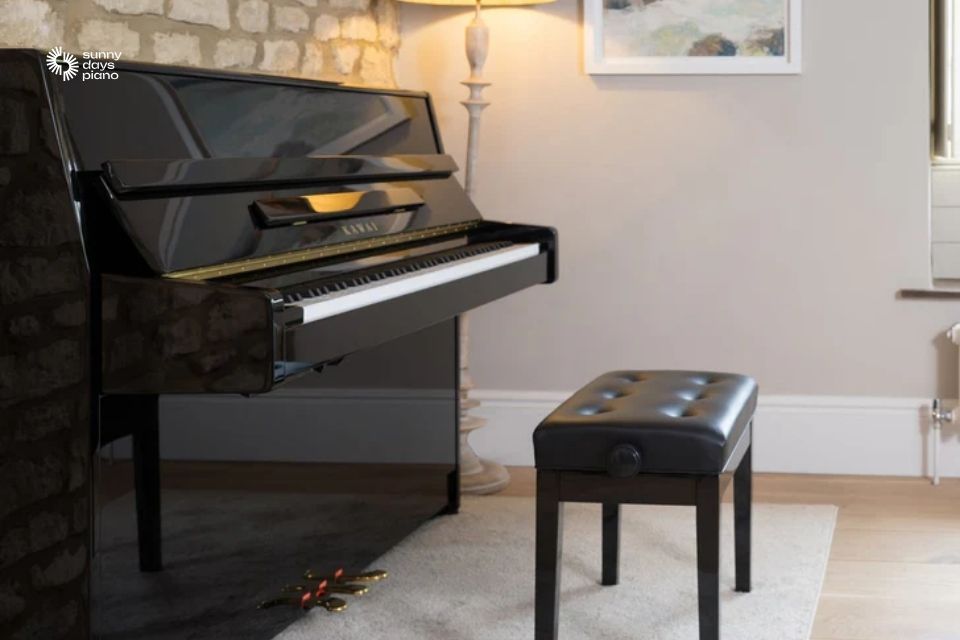 Kawai K-15 là mẫu đàn piano cho người mới học nổi bật với âm thanh chân thực, phù hợp với không gian nhỏ